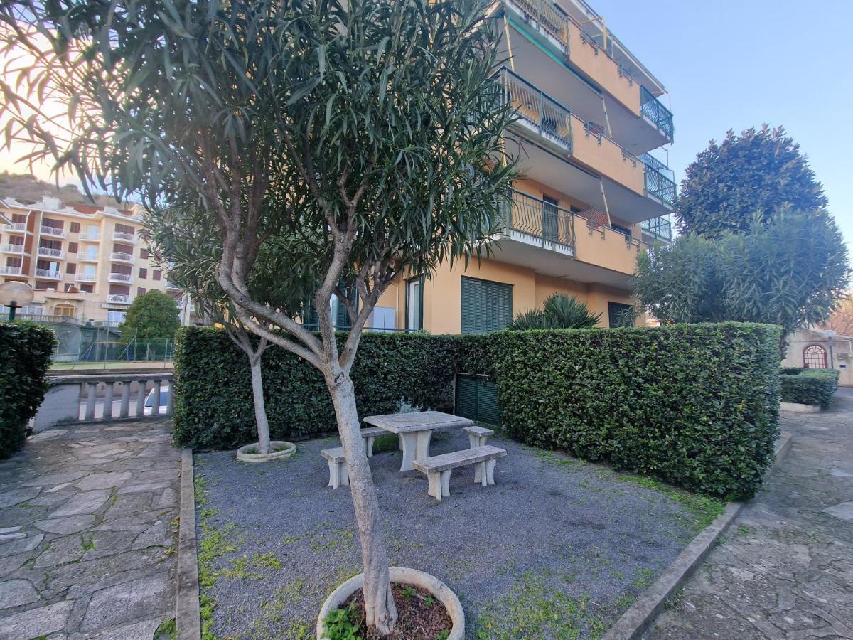 Apartmán 650 Metri Dal Mare - Wifi - Terrazzo - Piscina - A/C Pietra Ligure Exteriér fotografie